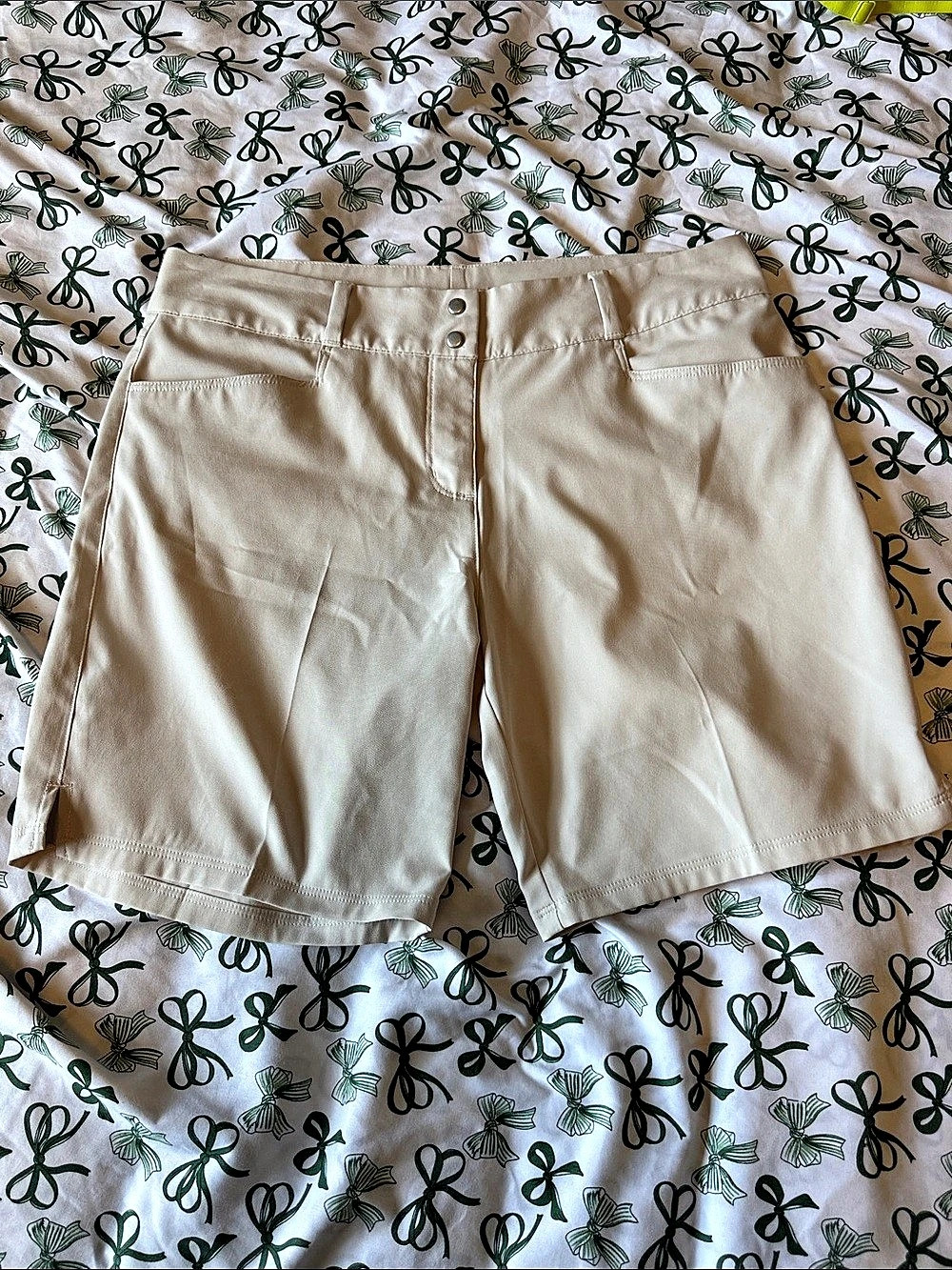 adidas Women’s Sz 6  Flat Front Golf Shorts Beige Size M GUC B57